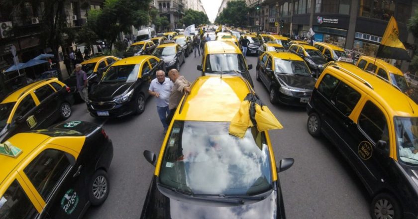 Los taxistas se declararon en alerta y movilización contra «explotación y precarización de Uber»