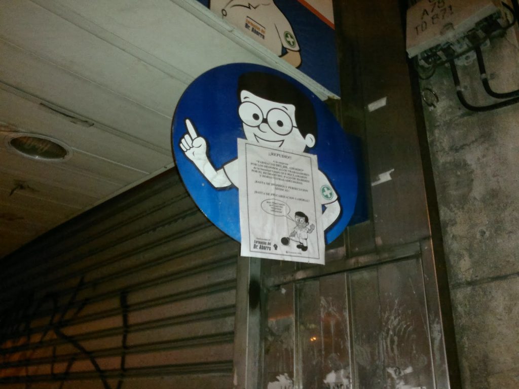 Caos en Farmacias Dr. Ahorro: vacían locales, cierran sucursales, despiden a los trabajadores más antiguos y les quieren pagar el 50% de la indemnización