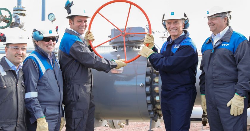 Petroleros piden a YPF que, antes de ajustar, le cobre al Estado lo que le debe desde la gestión macrista