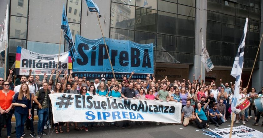 Trabajadores de prensa de Perfil paran porque no les pagan aguinaldo y los dejan sin obra social