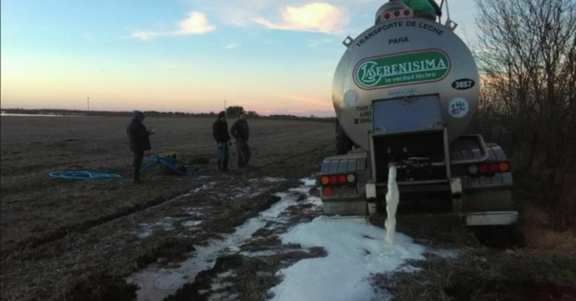 Como respuesta a la huelga de ayer, empresarios prefirieron derramar leche en lugar de aceptar la propuesta de donarla