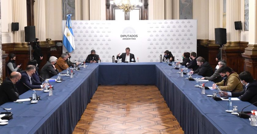 Martínez se pone el plan Grabois al hombro y encabeza comitiva que sale a presentarlo