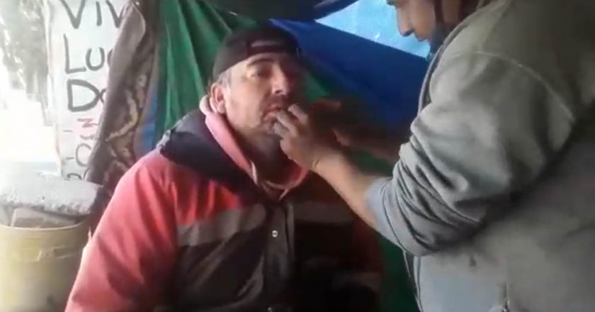 Desesperado, referente minero se cosió la boca en huelga de hambre seca para reclamar por 250 despidos