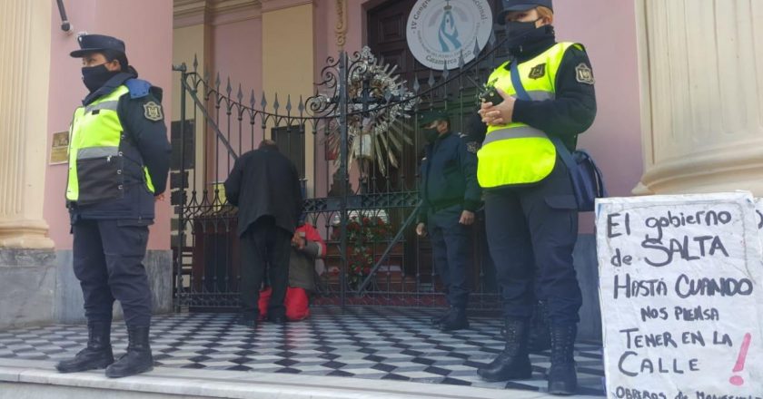 Detienen a los mineros despedidos en Salta cuando intentaban encadenarse a la Catedral
