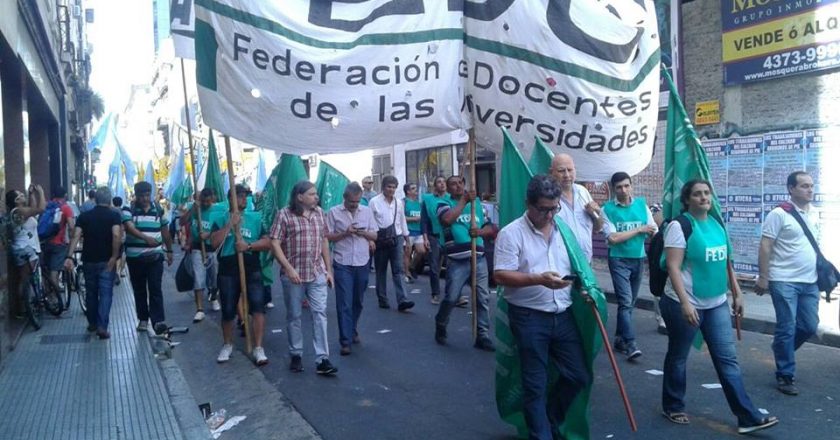 Los docentes universitarios pidieron en paritarias recuperar lo perdido durante el macrismo