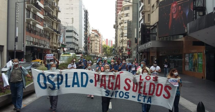 En pleno pico de contagios, paralizan la obra social docente porque no cobran los salarios