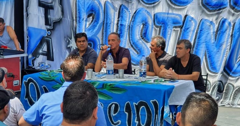 «Somos esenciales, tenemos que llevar a los trabajadores pero no cobramos»