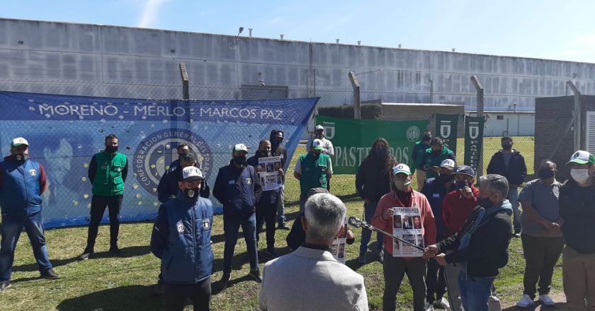 Disparan para amedrentar a trabajadores que reclamaban en la puerta de la fábrica de alfajores Vimar
