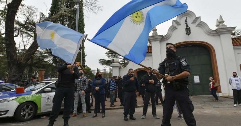 Se pronunciaron la CGT y el Semun y ya todo el arco gremial condenó el levantamiento policial