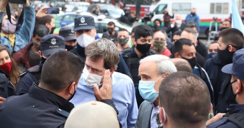 Marineros y aceiteros repudiaron el accionar policial frente a las casas de gobierno de Provincia y Nación