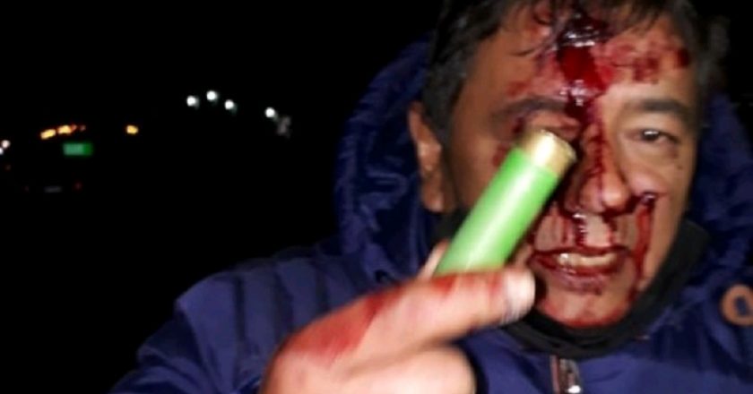 Reprimen con gases y balas de goma a choferes jujeños que reclamaban cobrar sus salarios