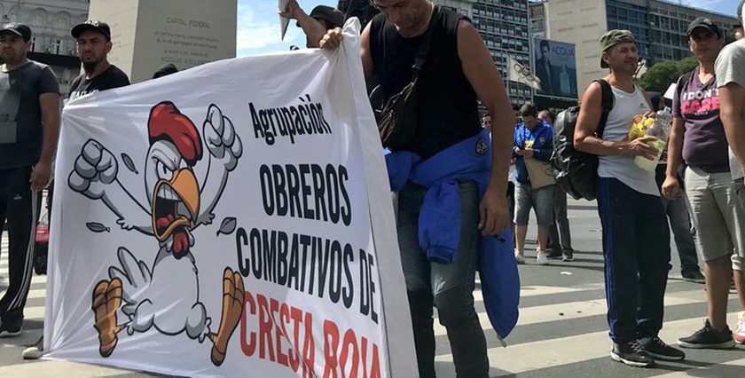 Trabajadores de Cresta Roja protestan frente a la sede del Ministerio de la Producción