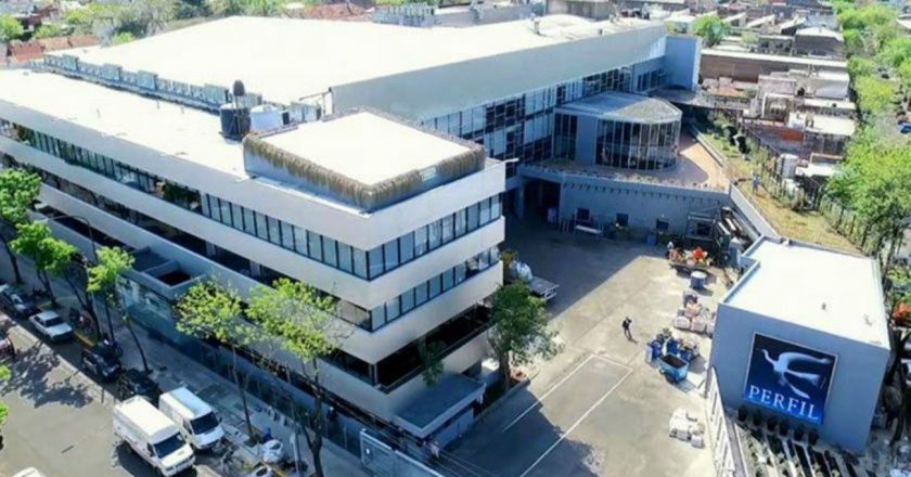 Fontevecchia hace notas para su nuevo noticiero sobre la precarización con trabajadores precarizados