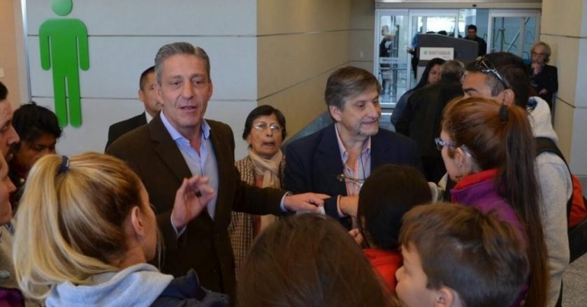 Arcioni todavía no pagó julio y los gremios paralizan la administración pública de Chubut