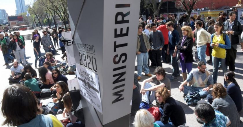 CONICET ataja una crisis laboral: promete trasladar el aumento a becarios y abrir una paritaria investigadores