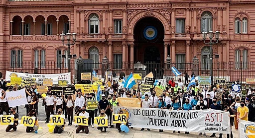 Trabajadores de Low Cost bajo amenaza de despidos protestaron en Plaza de Mayo
