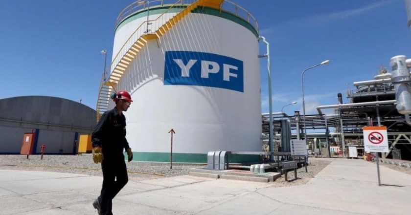 Petroleros de YPF lograron en paritarias un 42,3% para 2020-21 y otro 35% para el 2021-22
