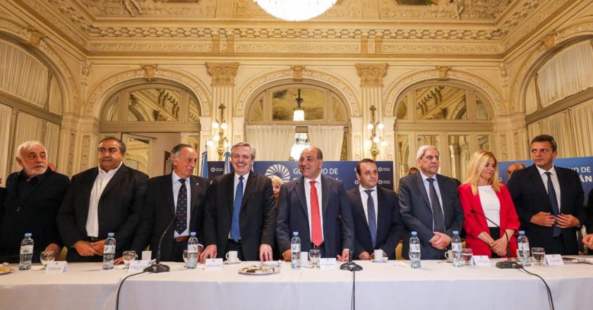Con una reunión en la Rosada, inicia formalmente el pacto social con presencia de CGT, CTA y la CTEP
