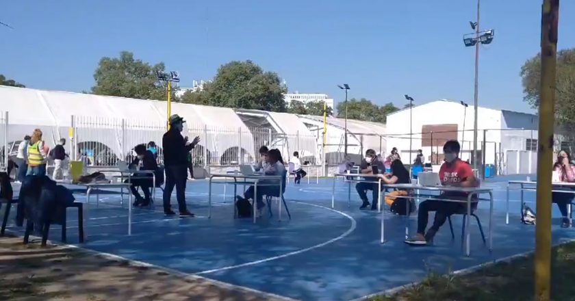 El gobierno porteño armó, bajo engaños, un desorganizado simulacro de «clase» al aire libre