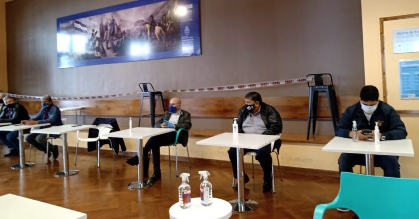 Escándalo en la paritaria petrolera: las firmas ofrecieron 0% para 2020 y agitaron despidos. Los gremios se retiraron