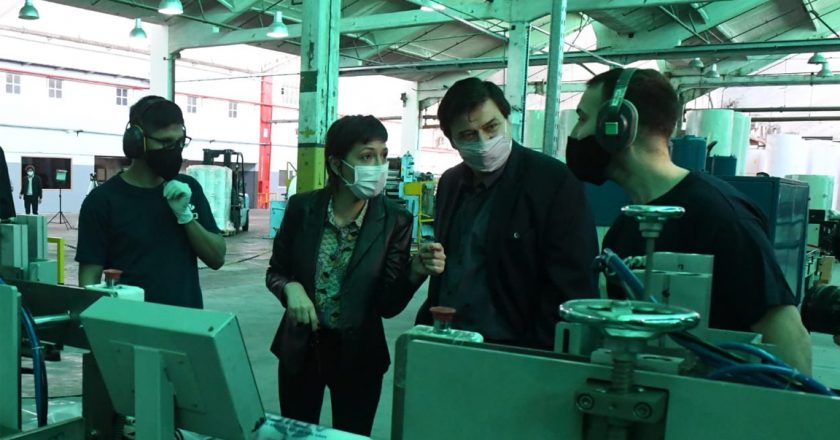 Moroni suma territorialidad y se muestra con Mayra Mendoza en una industria quilmeña