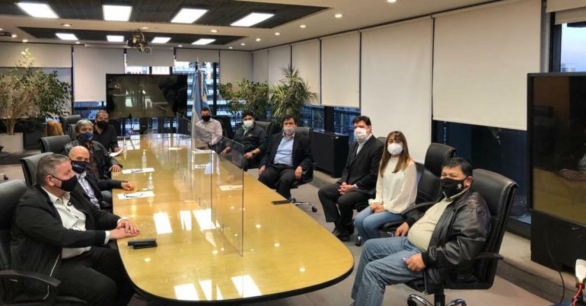 Gremios acordaron una mejora del 16,2% y dos sumas fijas de 30 mil pesos y cierran la crisis del petróleo