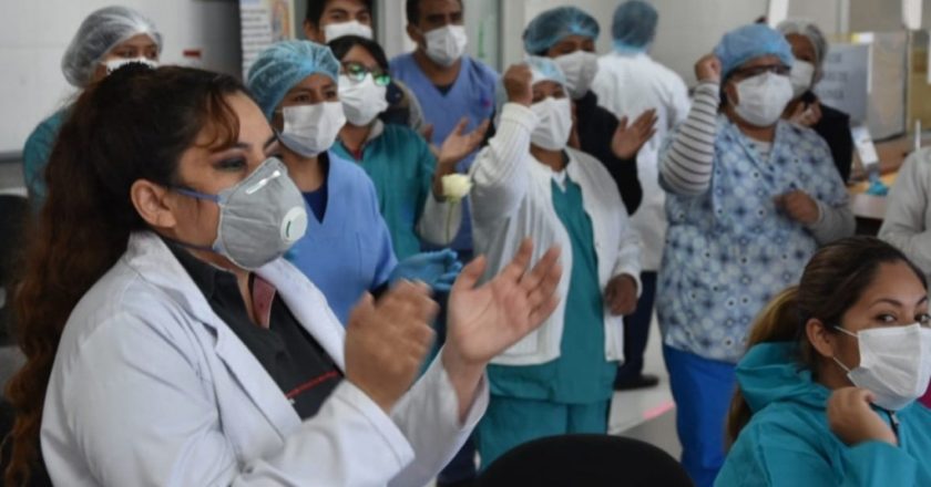 En el pico de la pandemia, trabajadores de la salud activan un acampe para que Larreta los escuche
