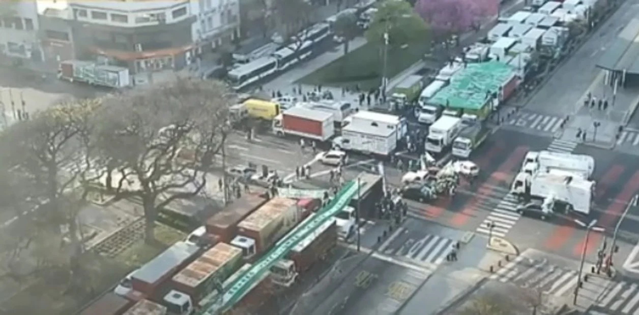 #DíaDeLaLealtad Miles de camiones, colectivos, taxis y vehículos particulares ya copan la 9 de Julio