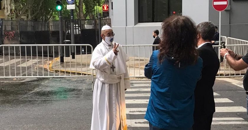El color del 17 de octubre: el Papa camionero, el chorimovil y los codazos en azopardo