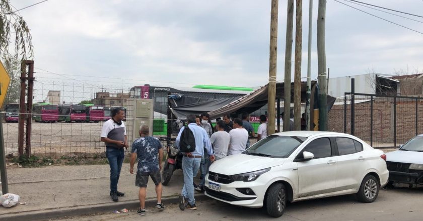 La nueva empresa no pagó lo adeudado a los choferes y la Línea 145 sigue de paro