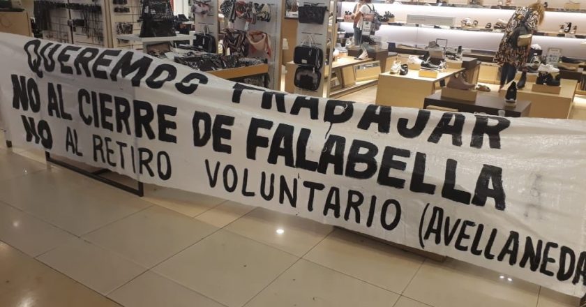 Trabajadores de Falabella tomaron el local de la calle Florida, piden doble indemnización por «despidos encubiertos»