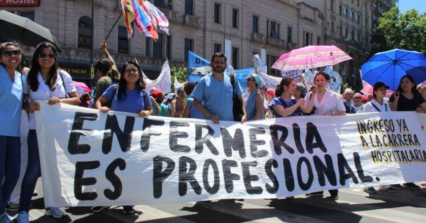 Personal de enfermería porteño sumó apoyo de personalidades a la movilización «por el reconocimiento profesional»