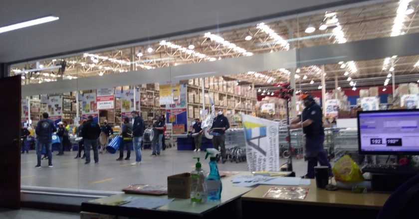 Jerárquicos de Comercio protestan en el supermayorista Vital de Avellaneda: «Nos tratan como basura»