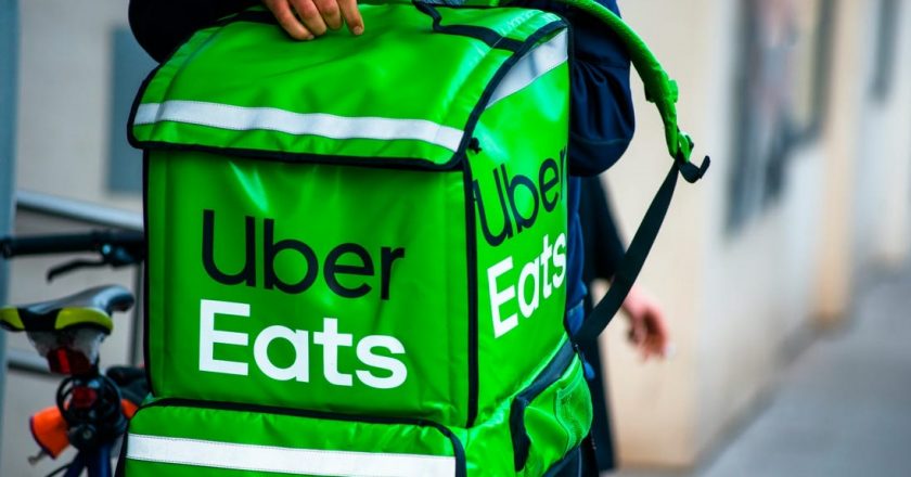 Uber da de baja su servicio de delivery de comidas en Argentina y deja en la calle a los repartidores