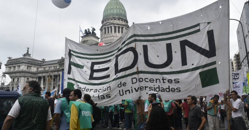 Igual que los estatales, docentes universitarios acordaron aumento paritario de 7%