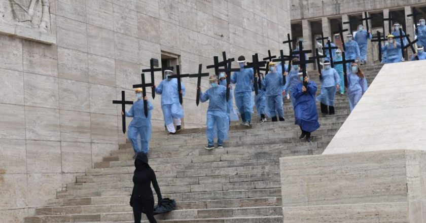 Impactante: Trabajadores de la salud exigieron «cuarentena intermitente» en Rosario