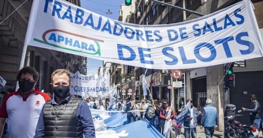 (VER, ESTÁN EN VÍAS DE ARREGLAR) Trabajadores de la industria hípica movilizan por la vuelta al trabajo de las salas de slots