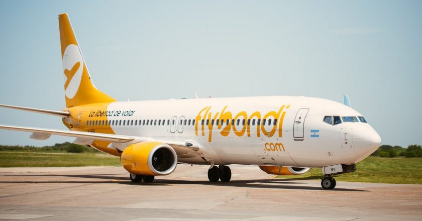 Denuncian que Flybondi tiene empleados sin convenio, sin capacitación, incluso ad honorem y piden que Trabajo convoque al Sindicato de Aeronáuticos