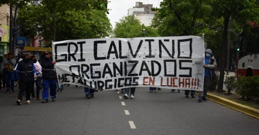 Trabajadores de GRI Calviño salen a la calle contra la amenaza de cierre y para evitar que Caló firme algo sin consultarlos