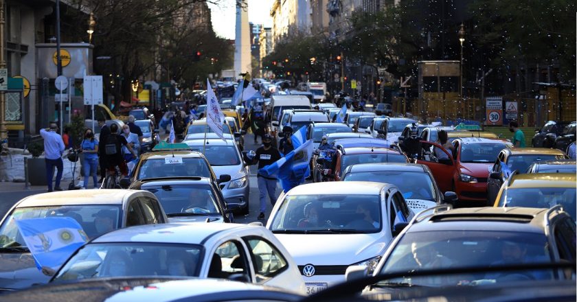Una multitud participó de la caravana que homenajeó a Néstor Kirchner a 10 años de su fallecimiento