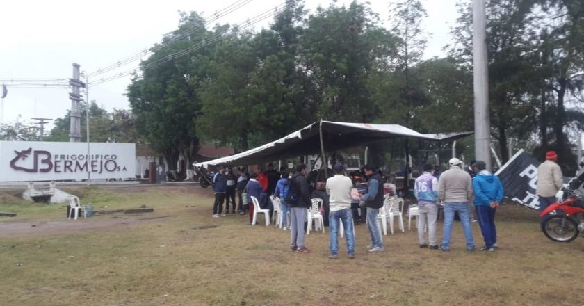 Por una ola de despidos y la falta de protocolos, los 90 trabajadores acampan frente al Frigorífico Bermejo