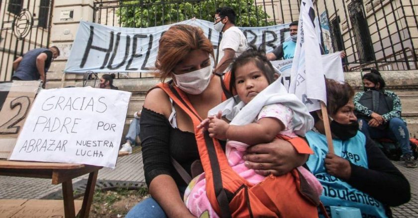 Vendedores ambulantes de Liniers realizan acampe y huelga de hambre «por el derecho a trabajar»