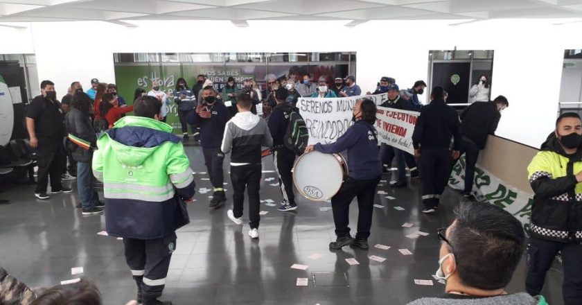 Le ocupan el palacio municipal a Ferraresi para que frene el ajuste sobre los municipales