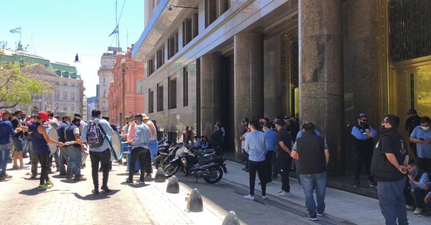 La oposición sobrepasa a Fernández y va a Transporte a negociar por las líneas de colectivos paradas