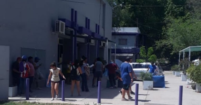 Trabajadores del turf tomaron el Hipódromo de Mendoza pidiendo que vuelvan las carreras