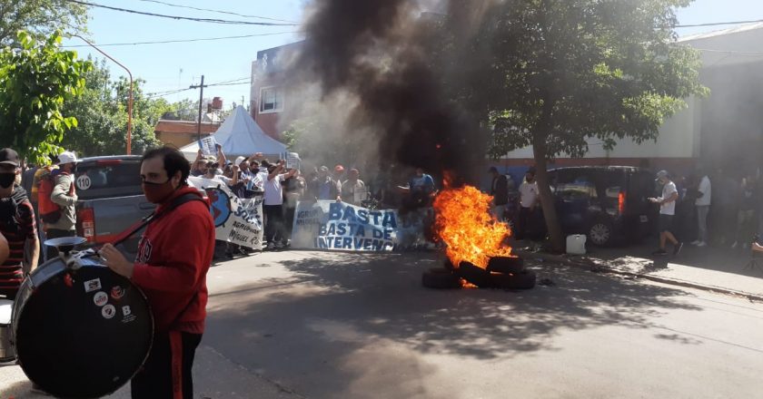 Con paro y fuego, mostraron músculo los estibadores que rechazan el regreso de «VIno Caliente» al gremio