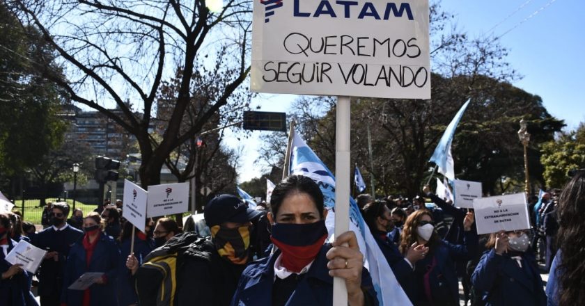 La crisis aeronáutica tensiona la relación entre el Gobierno y los gremios, que van en caravana a Trabajo y Transporte