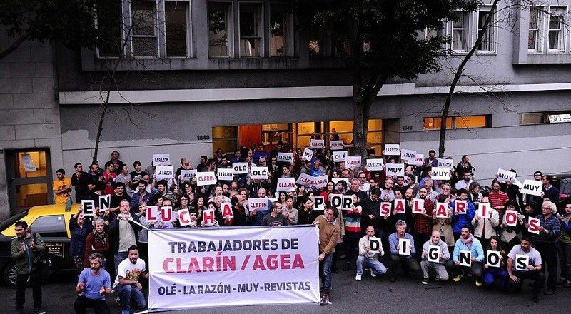 Clarín convocó a trabajar presencial de forma compulsiva y los periodistas lo acusan de ignorar «la crisis salarial a la que se nos somete»