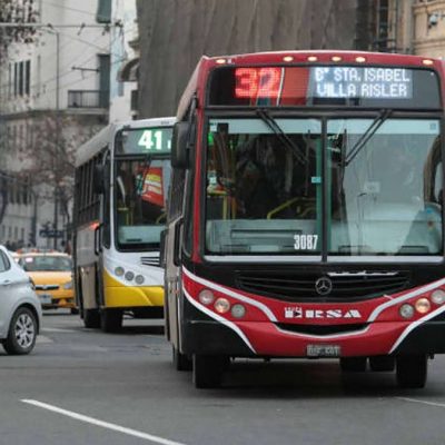 La UTA volvió a amagar con un paro nacional de colectivos por paritarias, pero este viernes habrá servicios