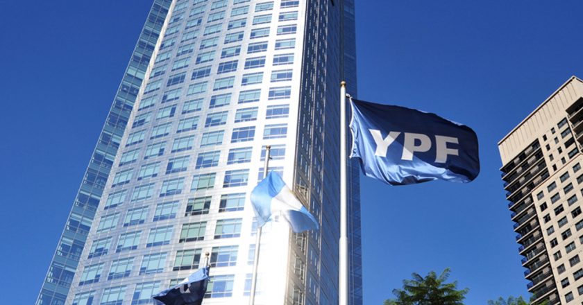 Amenazan con acampar en la torre de Puerto Madero de YPF por el despido de tercerizados